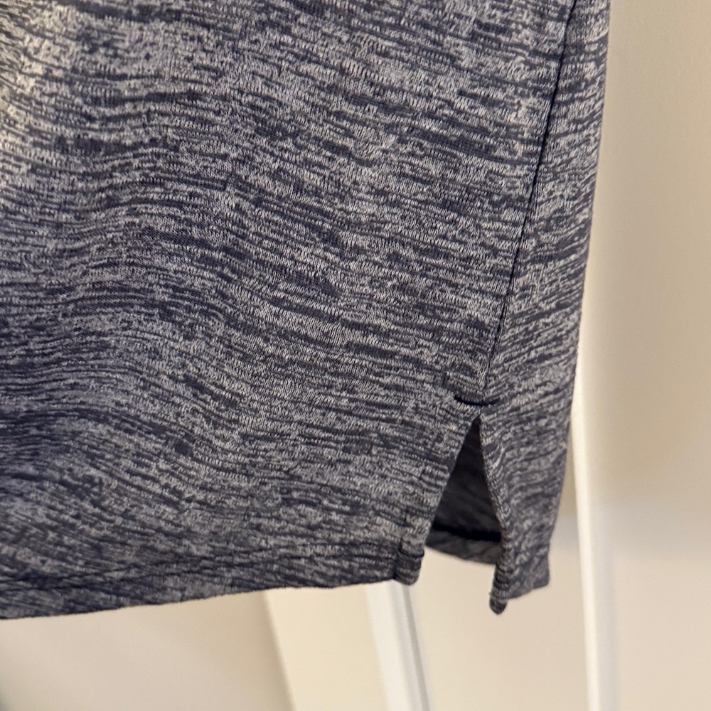 Athleta Breezy Scoop V Neck T Shirt Gray/Black Tunic Length M NEW - Picture 3 of 8